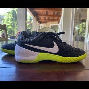 nike tennis court shoes